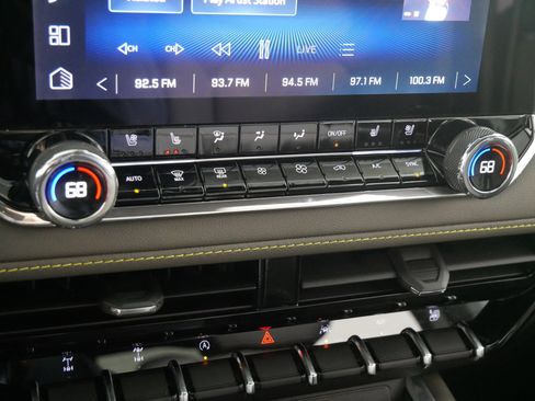 Used 2025 Chevrolet Colorado ZR2 w/ Technology Package image 23