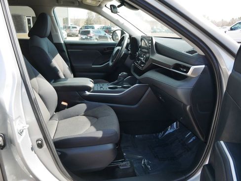 Used 2024 Toyota Highlander LE AWD/4WD image 15