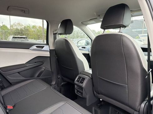 New 2026 Volkswagen Taos SE FWD image 16