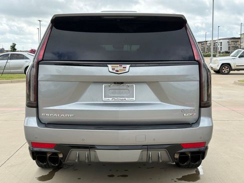 Used 2024 Cadillac Escalade ESV V w/ Heavy-Duty Trailer Package AWD/4WD image 6