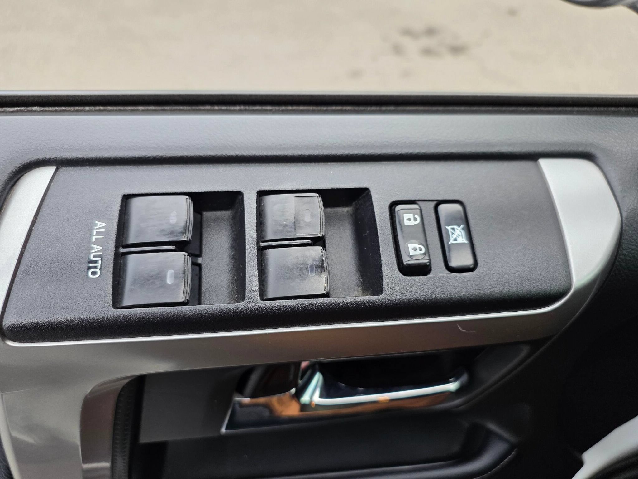 Used 2018 Toyota 4Runner SR5 AWD/4WD image 23
