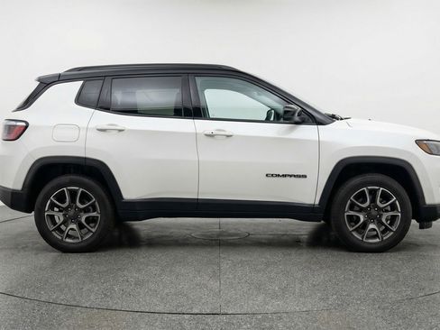 Used 2025 Jeep Compass Trailhawk image 11