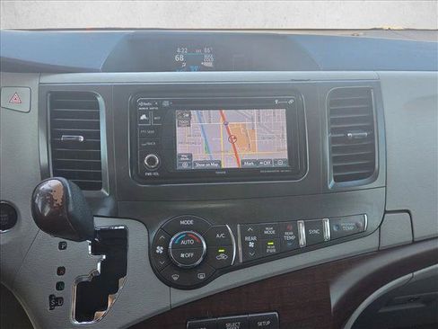 Used 2014 Toyota Sienna XLE FWD image 12