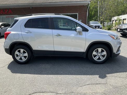 Used 2019 Chevrolet Trax LT w/ LT Convenience Package FWD image 4