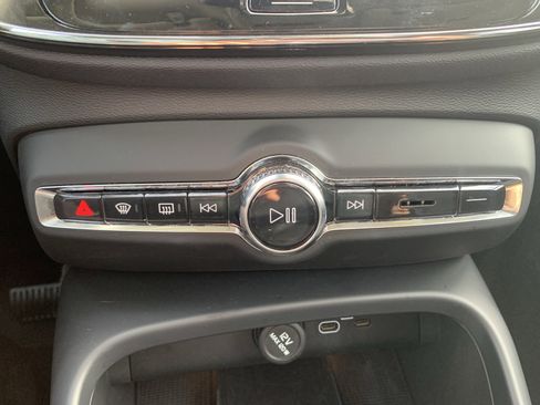 Used 2025 Volvo XC40 B5 Plus image 29