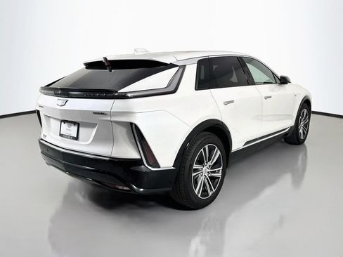 Used 2024 Cadillac Lyriq Luxury AWD/4WD image 7