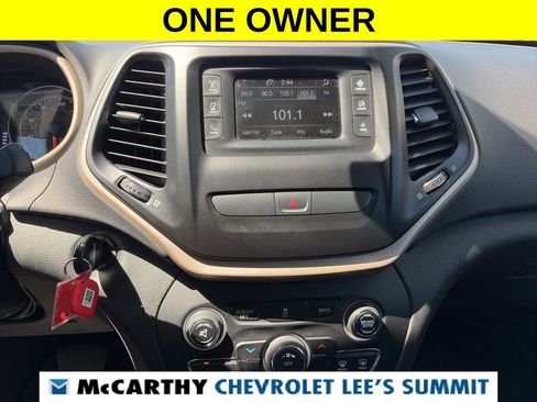 Used 2017 Jeep Cherokee Latitude w/ Cold Weather Group AWD/4WD image 6