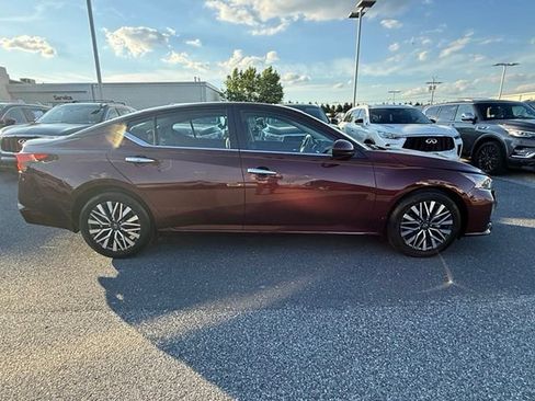 Used 2024 Nissan Altima 2.5 SV w/ SV Premium Package FWD image 11