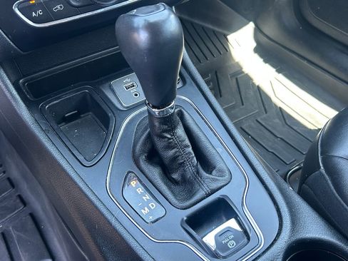 Used 2019 Jeep Cherokee Latitude Plus w/ Comfort/Convenience Group FWD image 17