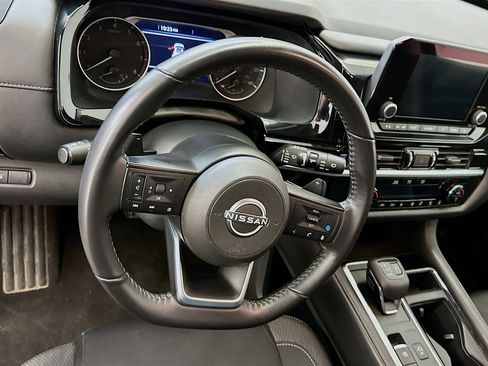 Used 2025 Nissan Pathfinder SV image 18