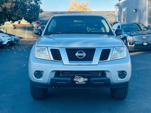 Used 2018 Nissan Frontier SV image 2
