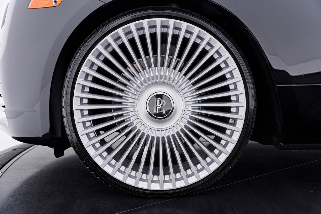 Used 2019 Rolls-Royce Dawn RWD image 3