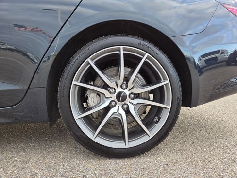 Used 2025 Genesis G70 2.5T image 9