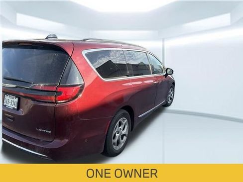 Used 2023 Chrysler Pacifica Limited w/ Uconnect Theater Family Group FWD image 3