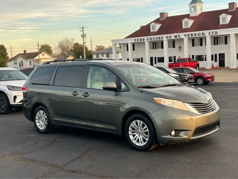 Used 2013 Toyota Sienna XLE image 3