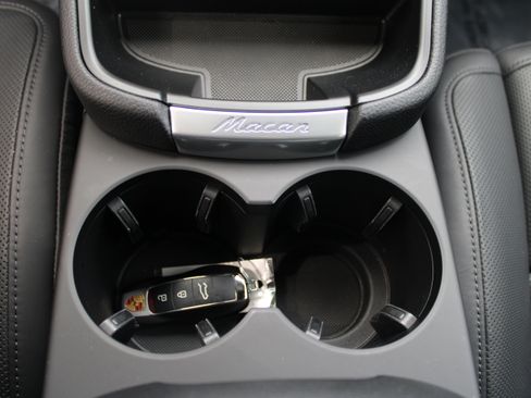 Certified 2025 Porsche Macan image 24