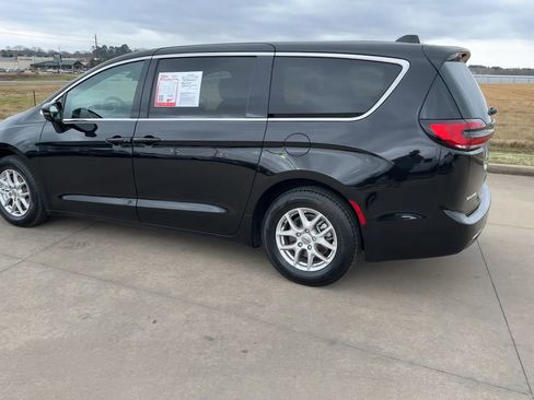 Used 2025 Chrysler Pacifica Select image 7