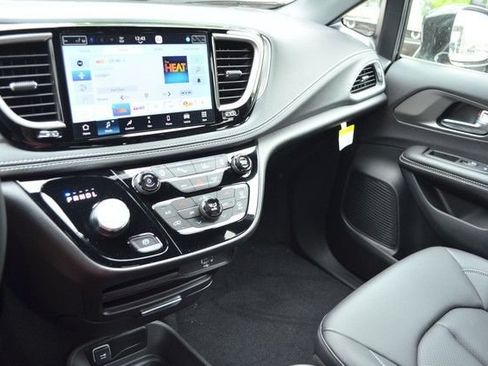 New 2027 Chrysler Pacifica Select AWD/4WD image 20