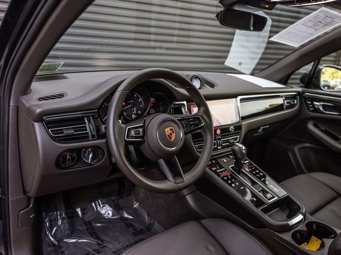 Certified 2025 Porsche Macan image 4
