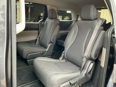 Used 2025 Kia Carnival LX image 19