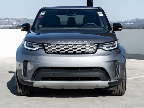 Used 2025 Land Rover Discovery S image 8