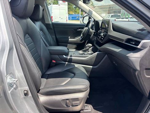 Used 2023 Toyota Highlander XLE FWD image 6