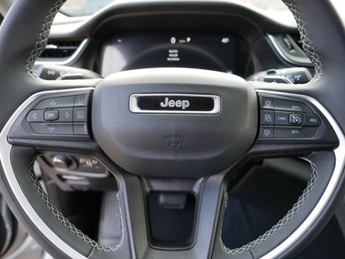 Used 2023 Jeep Grand Cherokee L Laredo image 25