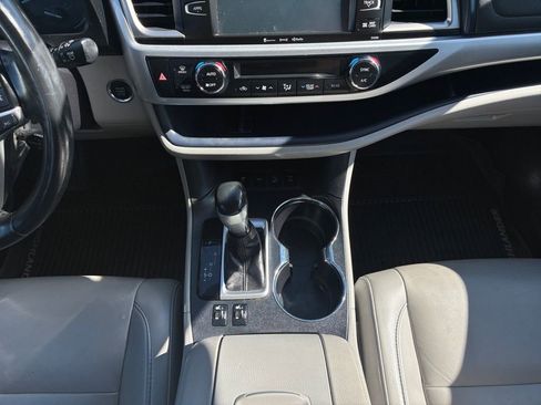 Used 2019 Toyota Highlander XLE AWD/4WD image 15