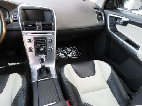 Used 2017 Volvo XC60 T5 Dynamic w/ Preferred Option Package image 11