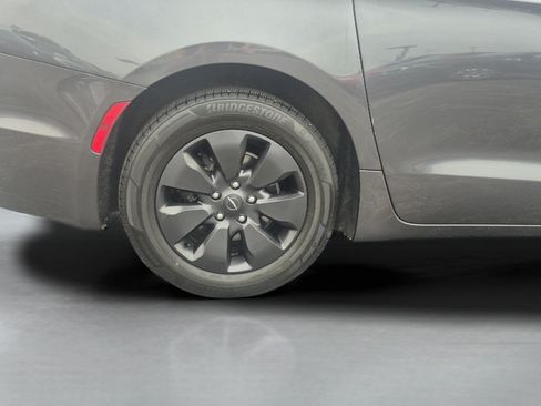 Used 2020 Chrysler Pacifica Limited w/ Advanced Safetytec Group FWD image 32