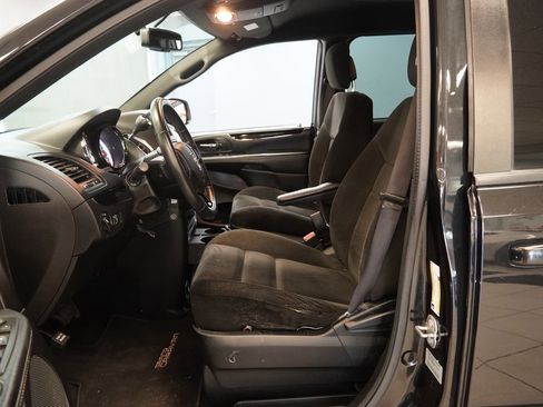 Used 2017 Dodge Grand Caravan SE image 6