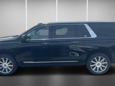 Used 2024 Cadillac Escalade ESV Premium Luxury Platinum AWD/4WD image 11