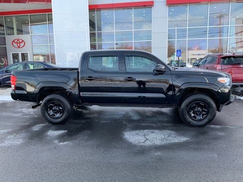 Used 2017 Toyota Tacoma SR image 2