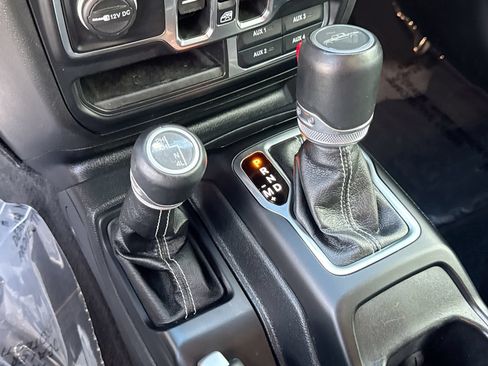 Used 2023 Jeep Gladiator Overland w/ Popular Equipment Package AWD/4WD image 21