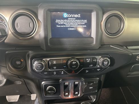 Used 2019 Jeep Wrangler Sport image 15