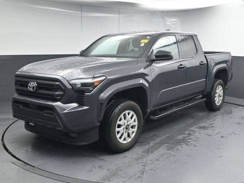 Used 2025 Toyota Tacoma SR image 4
