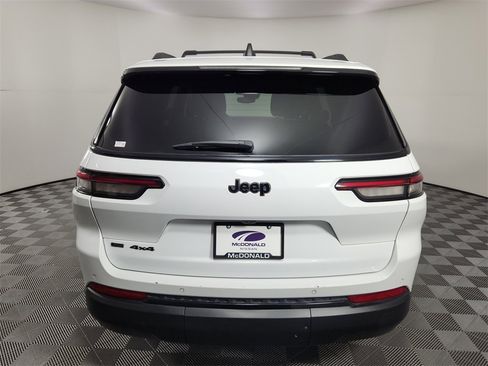 Used 2023 Jeep Grand Cherokee L Laredo image 4