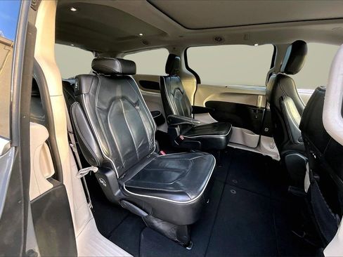 Certified 2023 Chrysler Pacifica Limited image 25