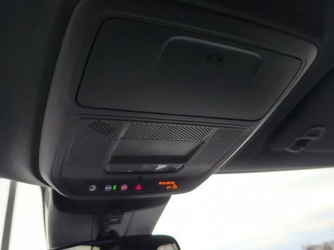 Used 2025 Chevrolet Traverse LT image 23