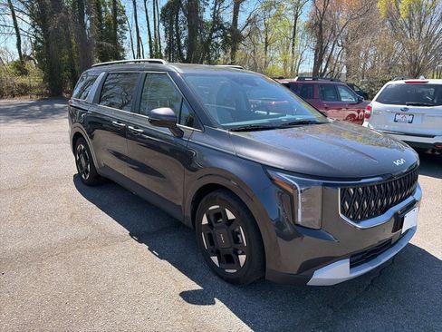 Used 2025 Kia Carnival EX image 3