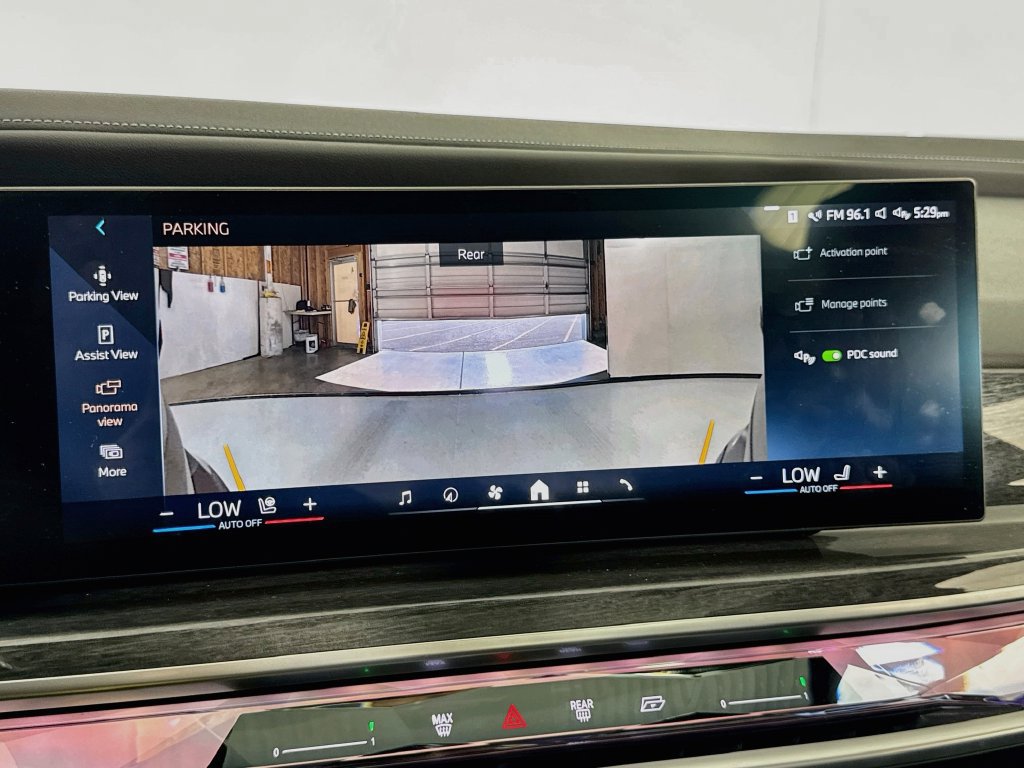 Used 2023 BMW i7 xDrive60 AWD/4WD image 36