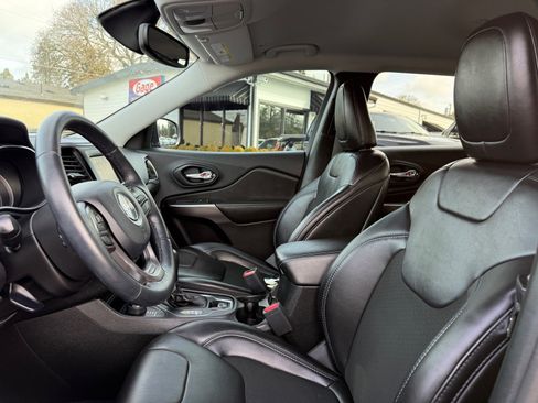 Used 2019 Jeep Cherokee Latitude Plus w/ Comfort/Convenience Group AWD/4WD image 20