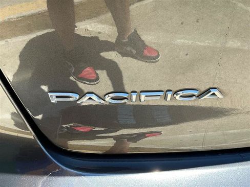 Used 2018 Chrysler Pacifica Touring-L FWD image 22