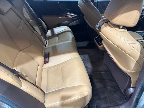 Used 2018 Lexus LS 500 w/ Accessory Package (Z2) RWD image 37