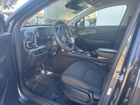 Used 2023 Kia Sportage LX image 5