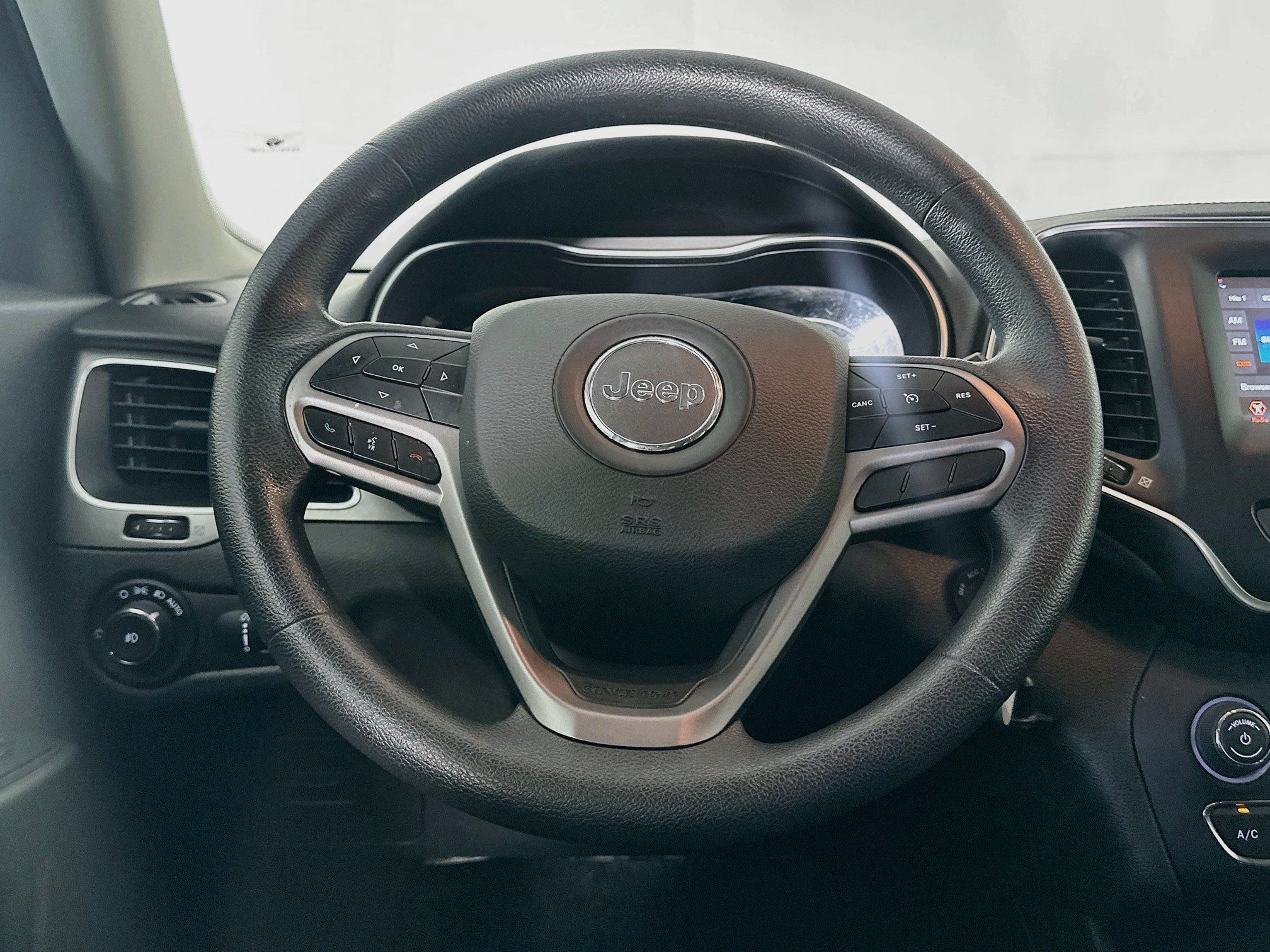 Used 2019 Jeep Cherokee Latitude w/ Popular Appearance Group FWD image 17