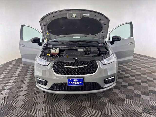 Used 2025 Chrysler Pacifica Select FWD image 13