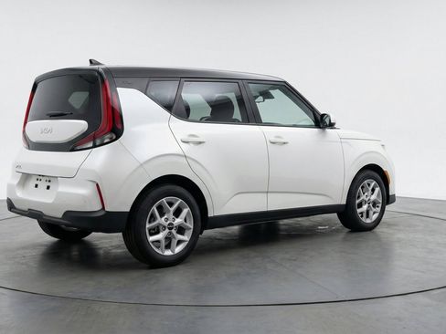 Used 2025 Kia Soul LX w/ LX Technology Package FWD image 9