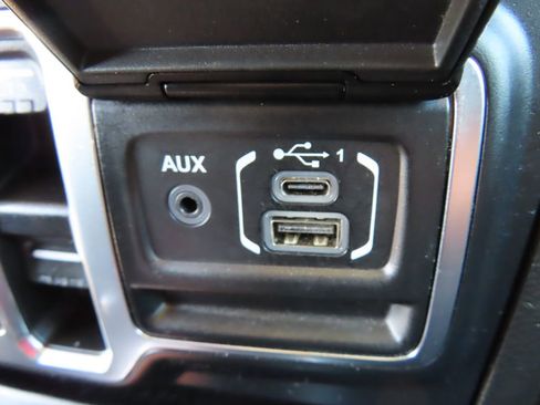 Used 2019 Jeep Wrangler Unlimited Sahara AWD/4WD image 8