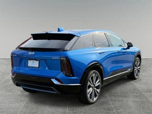 New 2026 Cadillac Optiq Luxury 2 image 9
